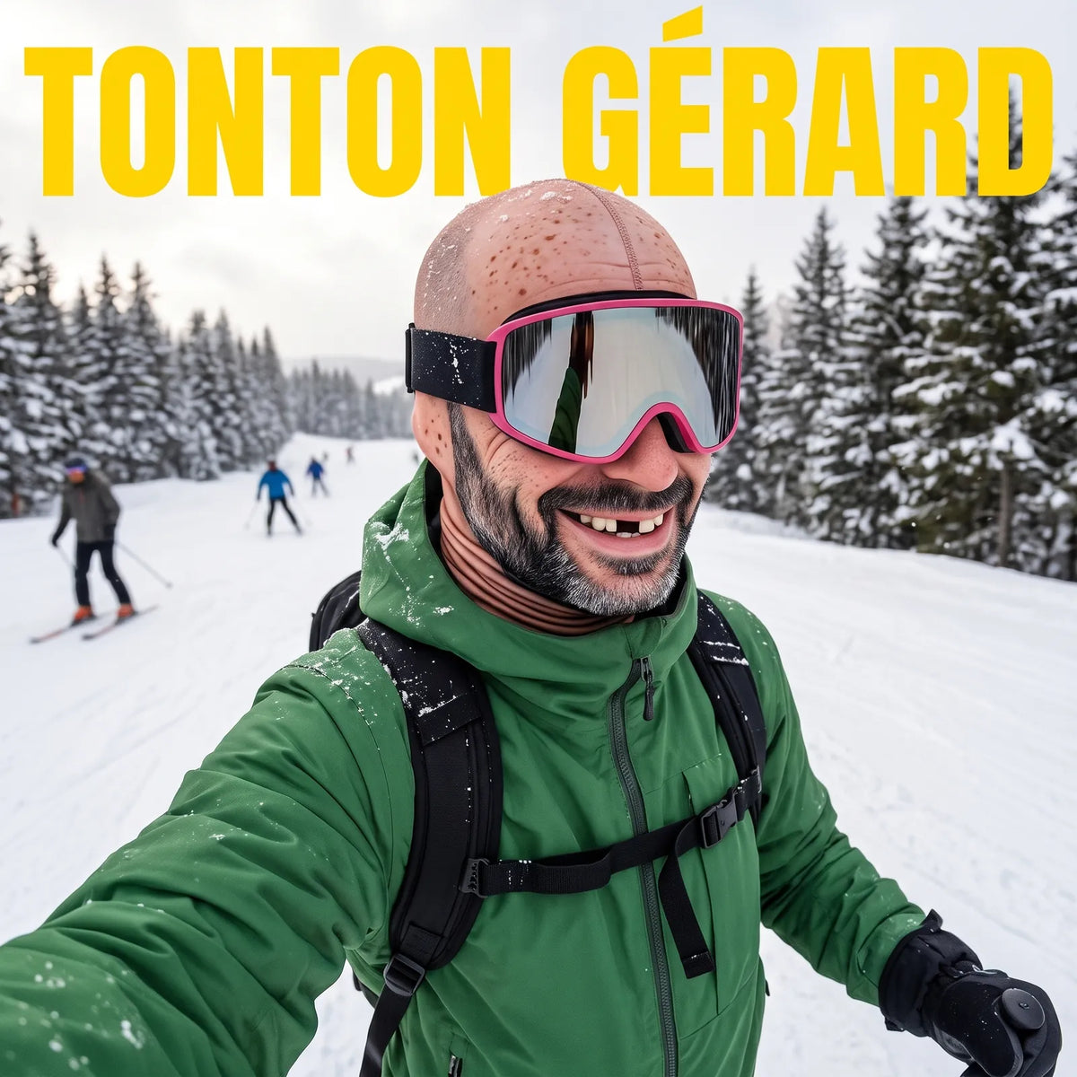 Skieur portant le masque de ski rigolo Tonton Gérard Yano Mask, cagoule imprimée crâne chauve et sourire édenté, avec lunettes de ski sur une piste enneigée