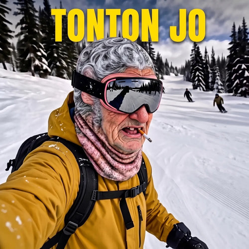 Skieur portant le masque de ski rigolo Tonton Jo Yano Mask, cagoule imprimée vieux monsieur aux cheveux gris bouclés avec cigarette, lunettes de ski sur une piste enneigée