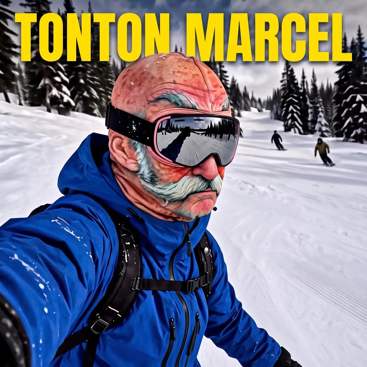 Skieur portant le masque de ski rigolo Tonton Marcel Yano Mask, cagoule imprimée vieux monsieur à moustache, avec lunettes de ski sur une piste